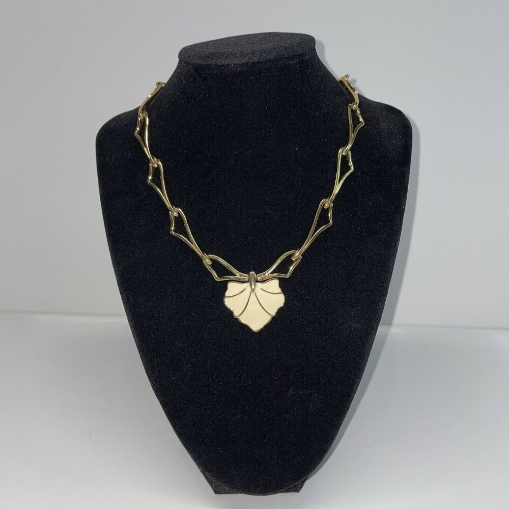 Vintage Monet White Enamel Shell Pendant Choker‎ on Elegant Goldtone Chain N2 - Picture 2 of 12
